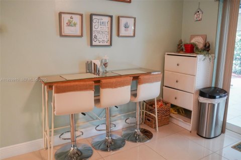 House in Hialeah, Florida 3 bedrooms, 132.39 sq.m. № 1988854 - photo 19