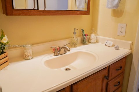 House in Hialeah, Florida 3 bedrooms, 132.39 sq.m. № 1988854 - photo 28