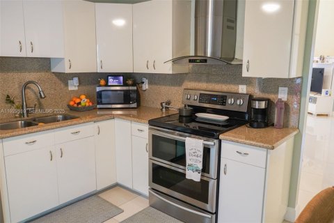 House in Hialeah, Florida 3 bedrooms, 132.39 sq.m. № 1988854 - photo 13