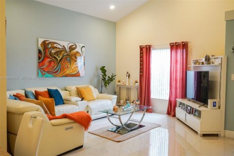 House in Hialeah, Florida 3 bedrooms, 132.39 sq.m. № 1988854 - photo 7