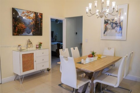 House in Hialeah, Florida 3 bedrooms, 132.39 sq.m. № 1988854 - photo 11