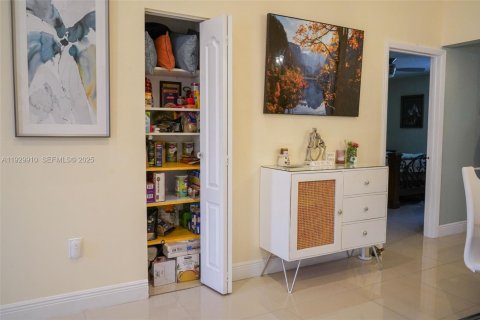 House in Hialeah, Florida 3 bedrooms, 132.39 sq.m. № 1988854 - photo 12