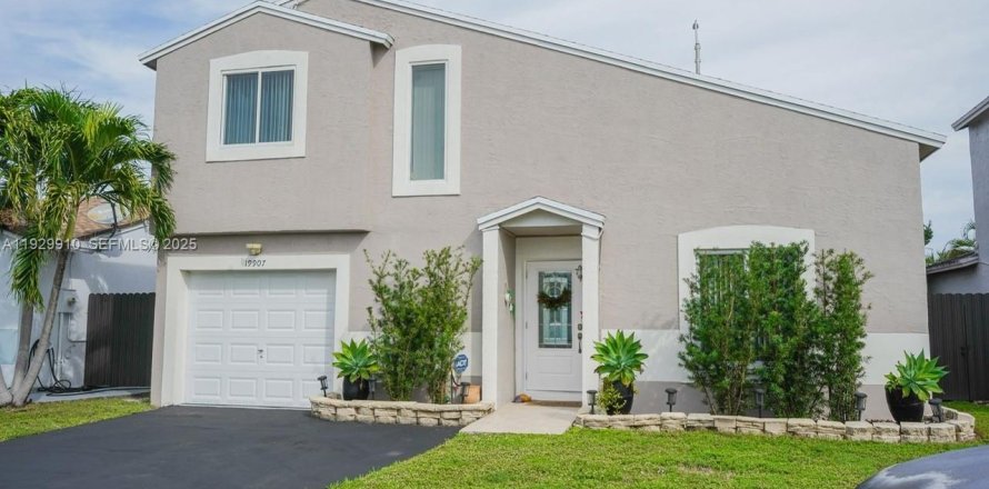 House in Hialeah, Florida 3 bedrooms, 132.39 sq.m. № 1988854