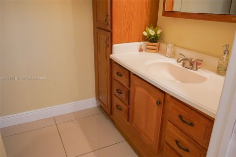 House in Hialeah, Florida 3 bedrooms, 132.39 sq.m. № 1988854 - photo 26