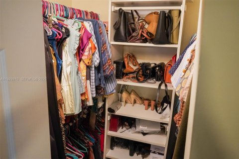 House in Hialeah, Florida 3 bedrooms, 132.39 sq.m. № 1988854 - photo 25