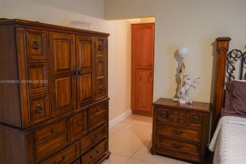 House in Hialeah, Florida 3 bedrooms, 132.39 sq.m. № 1988854 - photo 24