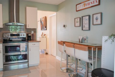 House in Hialeah, Florida 3 bedrooms, 132.39 sq.m. № 1988854 - photo 20