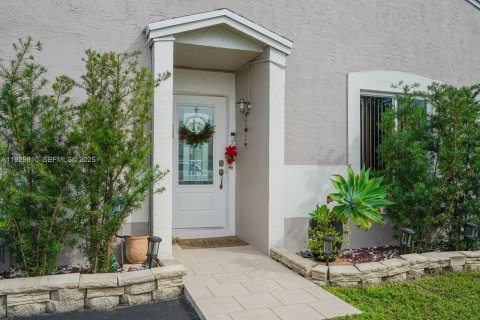 House in Hialeah, Florida 3 bedrooms, 132.39 sq.m. № 1988854 - photo 4