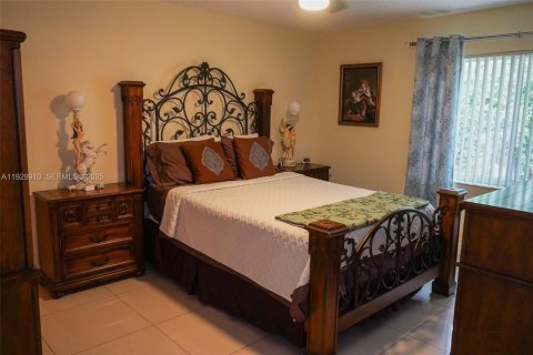 House in Hialeah, Florida 3 bedrooms, 132.39 sq.m. № 1988854 - photo 21