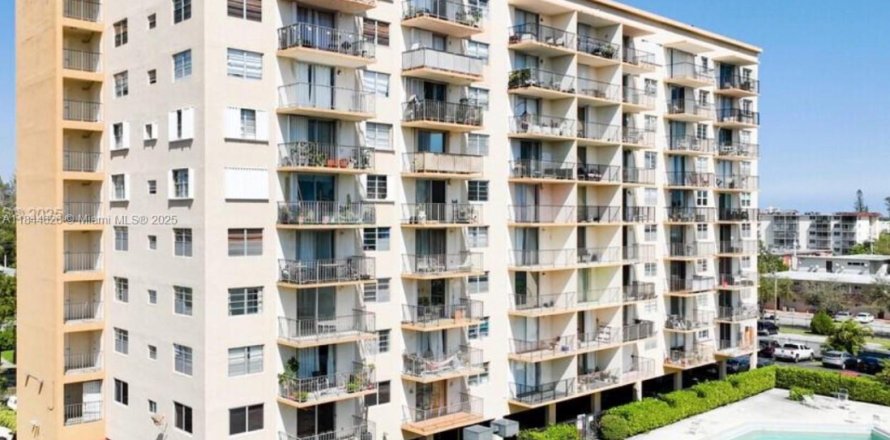 Studio à Condo à North Miami, Floride № 1839500