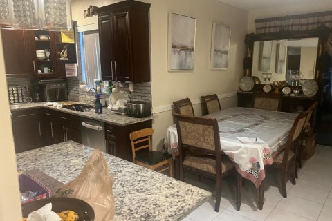 House in Lake Worth, Florida 7 rooms, 139.54 sq.m. № 2276341 - photo 12