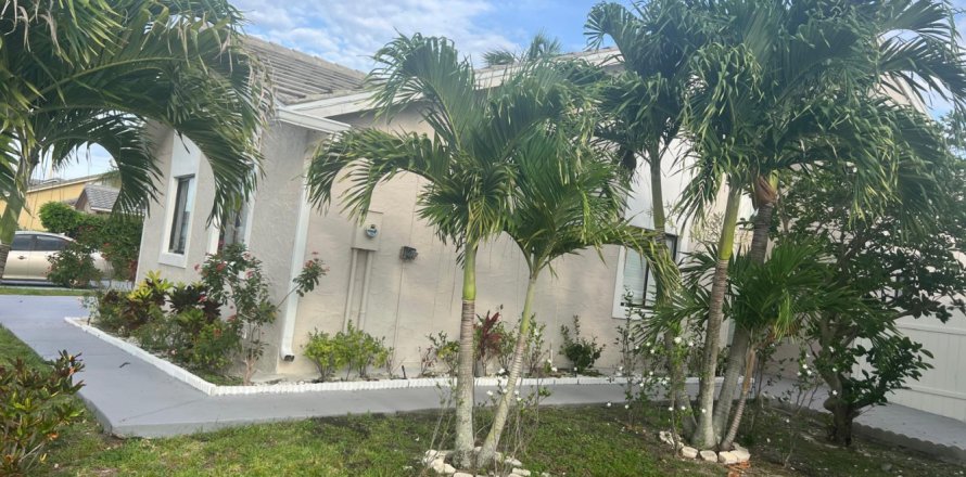 House in Lake Worth, Florida 7 rooms, 139.54 sq.m. № 2276341