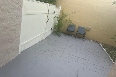 House in Lake Worth, Florida 7 rooms, 139.54 sq.m. № 2276341 - photo 6