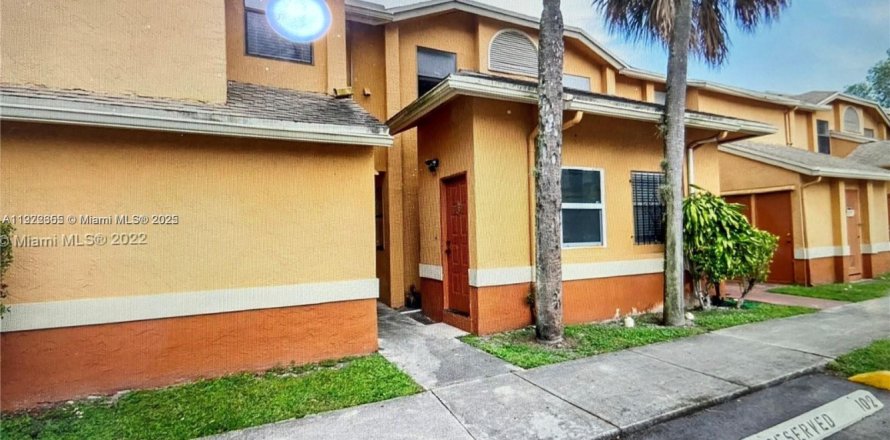 Condo in Lauderhill, Florida, 2 bedrooms  № 2082788
