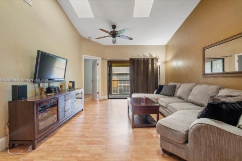 Condo in Lauderhill, Florida, 2 bedrooms  № 2082788 - photo 3