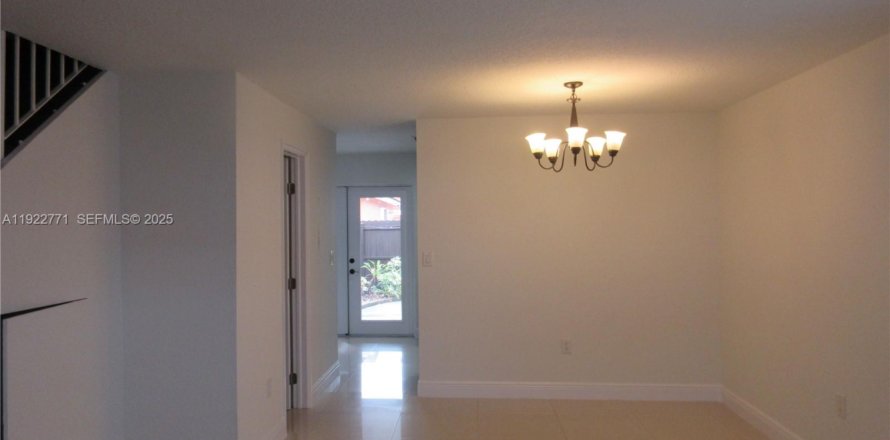 Townhouse in Sweetwater, Florida 3 bedrooms № 1976531