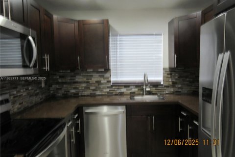 Townhouse in Sweetwater, Florida 3 bedrooms № 1976531 - photo 2