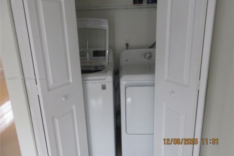 Townhouse in Sweetwater, Florida 3 bedrooms № 1976531 - photo 4