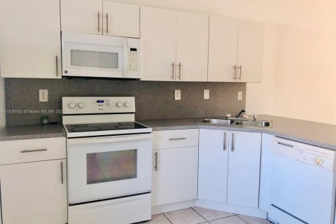 Copropriété à louer à Doral, Floride: 3 chambres, 127.28 m2 № 1830619 - photo 12