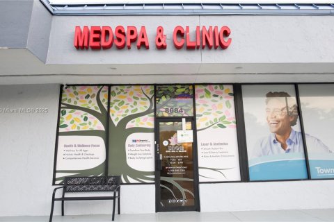 Купить коммерческую недвижимость в Купер-Сити, Флорида № 1897262 - фото 1