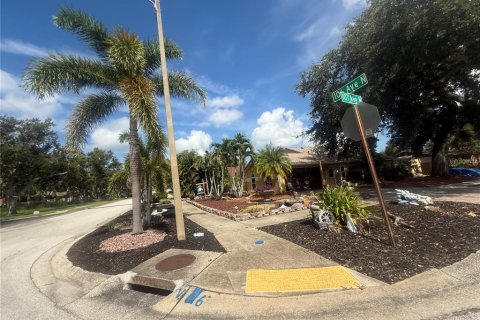 House in Seminole, Florida 3 bedrooms, 150.69 sq.m. № 1871262 - photo 1