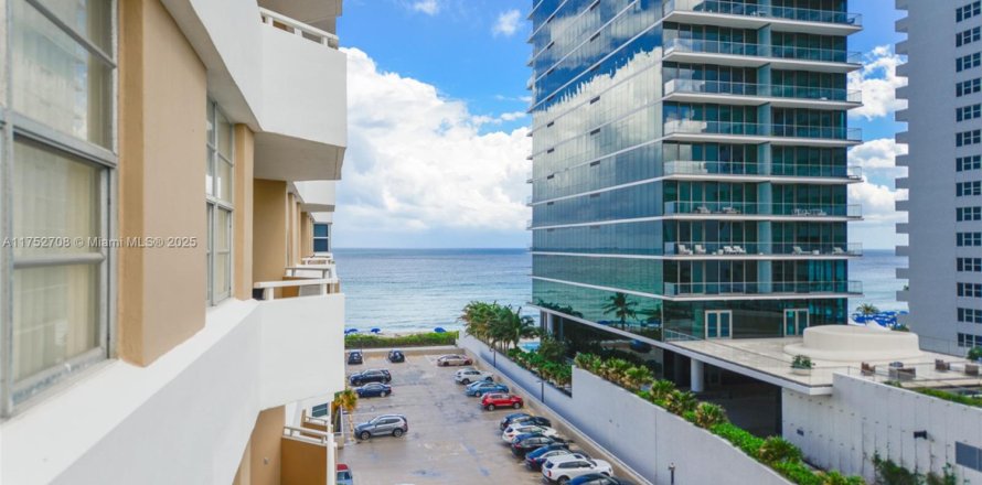 Condo in Hallandale Beach, Florida, 2 bedrooms № 1863086