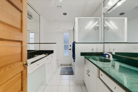 Купить виллу или дом в Помпано-Бич, Флорида 4 спальни, 223.15м2, № 1952700 - фото 14