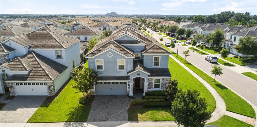 House in Davenport, Florida 8 bedrooms, 363.15 sq.m. № 2101532