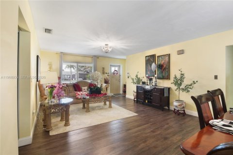 Casa en venta en Miami, Florida, 4 dormitorios, 190.64 m2 № 2029798 - foto 9