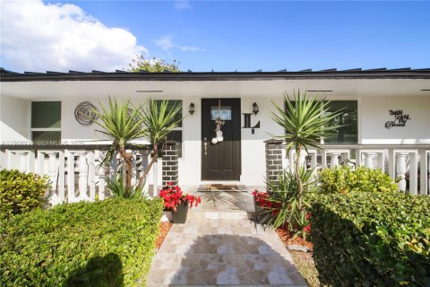 Casa en venta en Miami, Florida, 4 dormitorios, 190.64 m2 № 2029798 - foto 3