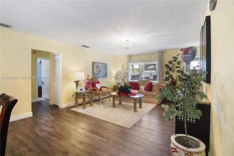 Casa en venta en Miami, Florida, 4 dormitorios, 190.64 m2 № 2029798 - foto 8