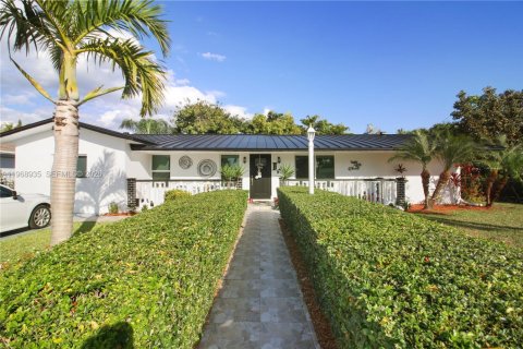 Casa en venta en Miami, Florida, 4 dormitorios, 190.64 m2 № 2029798 - foto 2
