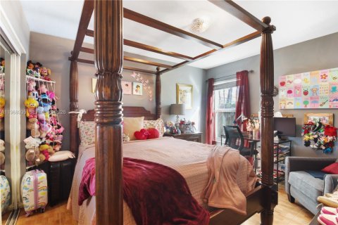 Casa en venta en Miami, Florida, 4 dormitorios, 190.64 m2 № 2029798 - foto 12