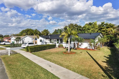 Casa en venta en Miami, Florida, 4 dormitorios, 190.64 m2 № 2029798 - foto 5