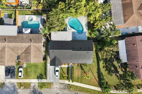 Casa en venta en Miami, Florida, 4 dormitorios, 190.64 m2 № 2029798 - foto 4