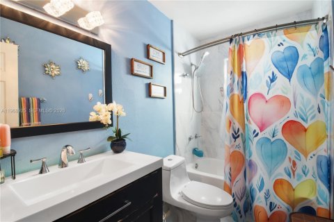 Casa en venta en Miami, Florida, 4 dormitorios, 190.64 m2 № 2029798 - foto 13
