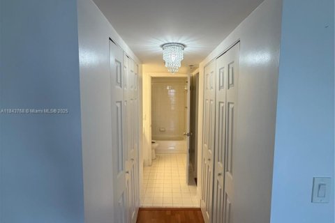 Condo in Miami, Florida, 1 bedroom  № 1878567 - photo 11