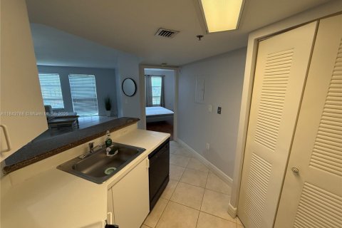Condo in Miami, Florida, 1 bedroom  № 1878567 - photo 4
