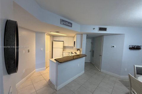 Condo in Miami, Florida, 1 bedroom  № 1878567 - photo 5
