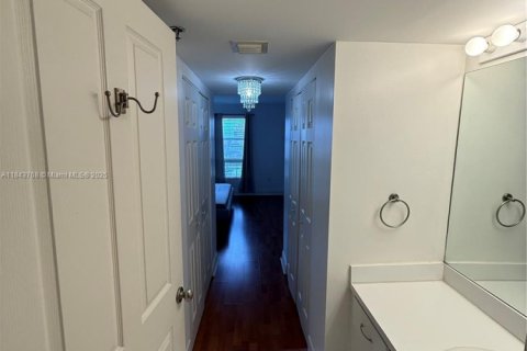 Condo in Miami, Florida, 1 bedroom  № 1878567 - photo 10