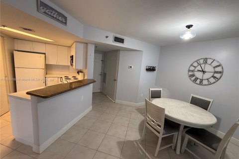 Condo in Miami, Florida, 1 bedroom  № 1878567 - photo 2