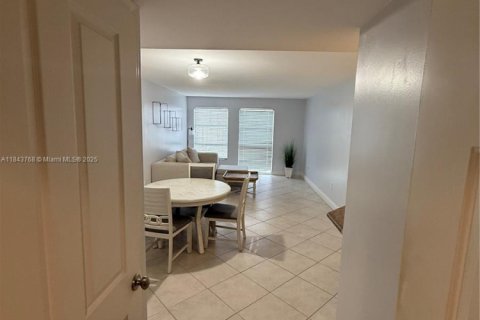 Condo in Miami, Florida, 1 bedroom  № 1878567 - photo 7