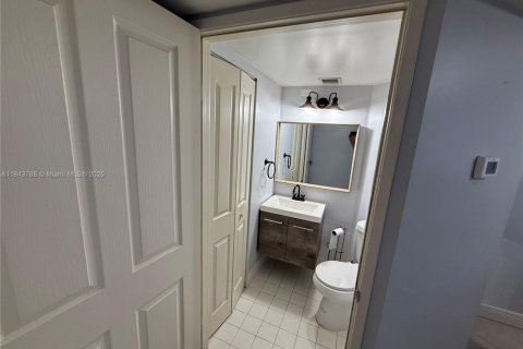 Condo in Miami, Florida, 1 bedroom  № 1878567 - photo 3