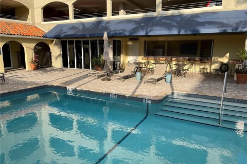 Condo in Miami, Florida, 1 bedroom  № 1878567 - photo 16