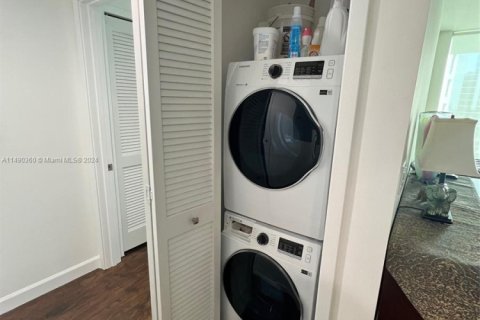 Condo in Miami, Florida, 1 bedroom  № 2019207 - photo 9