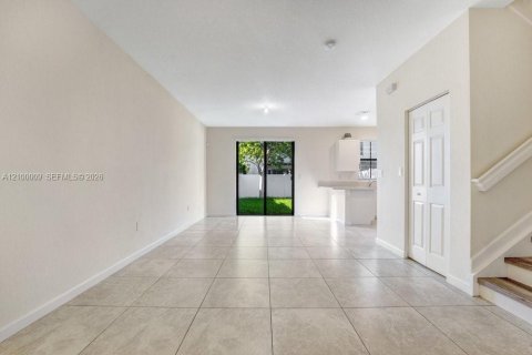 Touwnhouse à louer à Hialeah, Floride: 3 chambres, 127.83 m2 № 2403751 - photo 2