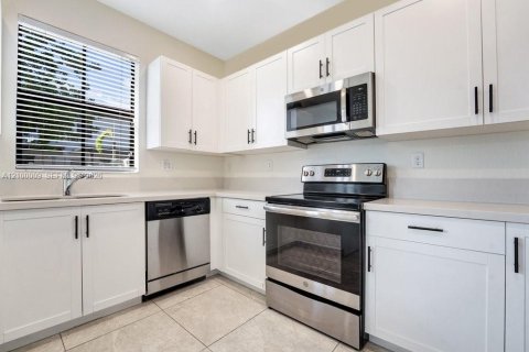 Touwnhouse à louer à Hialeah, Floride: 3 chambres, 127.83 m2 № 2403751 - photo 5