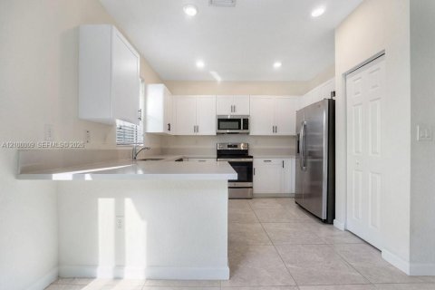 Touwnhouse à louer à Hialeah, Floride: 3 chambres, 127.83 m2 № 2403751 - photo 6