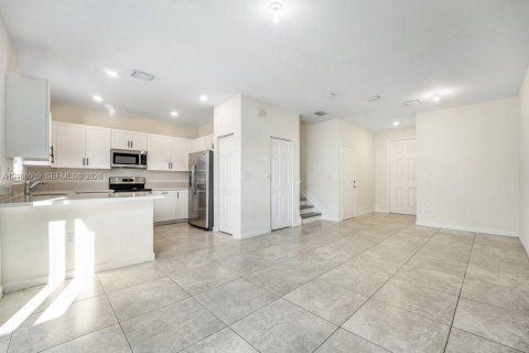 Touwnhouse à louer à Hialeah, Floride: 3 chambres, 127.83 m2 № 2403751 - photo 4