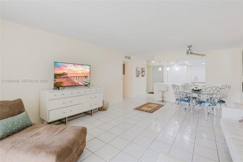 Condo in Dania Beach, Florida, 2 bedrooms  № 2058068 - photo 28